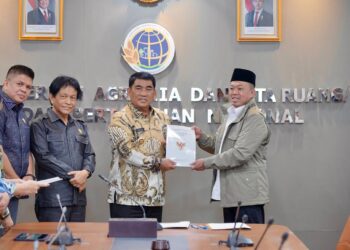 Menteri Agraria dan Tata Ruang/Kepala Badan Pertanahan Nasional (ATR/BPN), Nusron Wahid saat menyerahkan Surat Persetujuan Substansi (Persub) Rencana Tata Ruang Wilayah (RTRW) Provinsi Sulawesi Utara Tahun 2025-2044 kepada Gubernur Sulawesi Utara, Yulius Selvanus