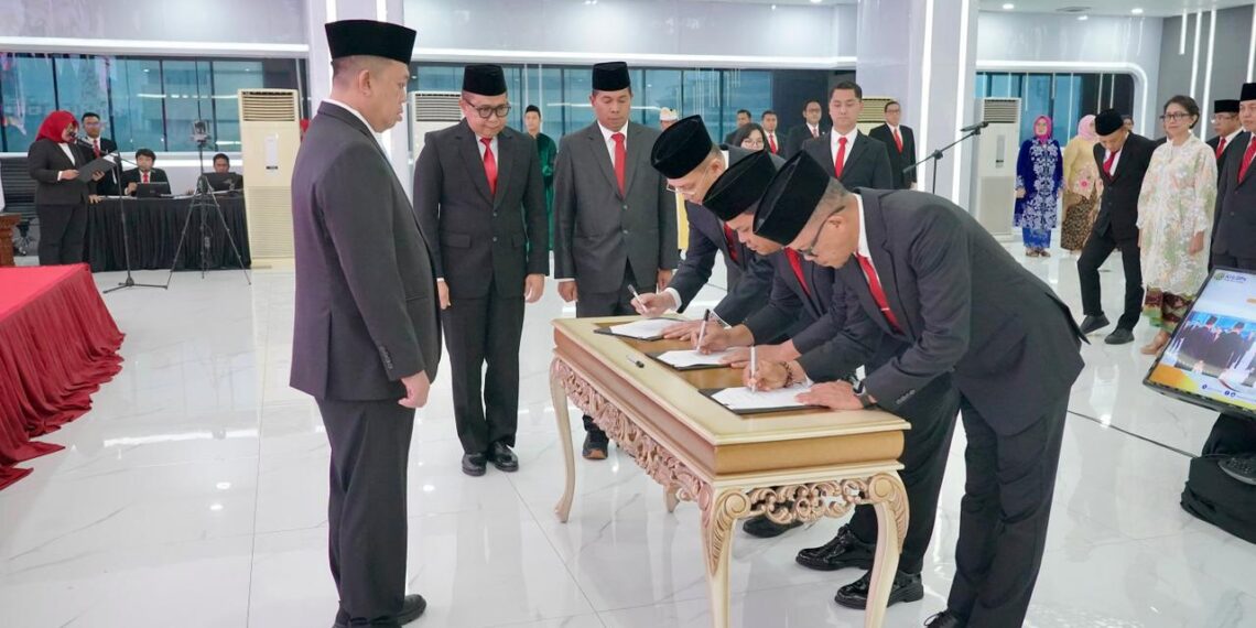 Menteri Agraria dan Tata Ruang/Kepala Badan Pertanahan Nasional (ATR/BPN), Nusron Wahid, saat melantik dan mengambil sumpah/janji jabatan 31 Pejabat Struktural di lingkungan Kementerian ATR/BPN