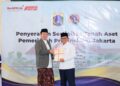 Menteri Agraria dan Tata Ruang/Kepala Badan Pertanahan Nasional (ATR/BPN), Nusron Wahid, menyerahkan 3.922 sertipikat hak atas tanah milik Pemerintah Provinsi DKI Jakarta kepada Gubernur DKI Jakarta, Pramono Anung, di Masjid Raya K.H. Hasyim Asy'ari