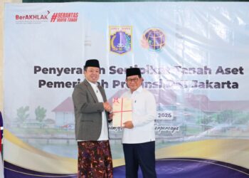 Menteri Agraria dan Tata Ruang/Kepala Badan Pertanahan Nasional (ATR/BPN), Nusron Wahid, menyerahkan 3.922 sertipikat hak atas tanah milik Pemerintah Provinsi DKI Jakarta kepada Gubernur DKI Jakarta, Pramono Anung, di Masjid Raya K.H. Hasyim Asy'ari