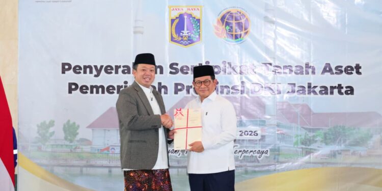 Menteri Agraria dan Tata Ruang/Kepala Badan Pertanahan Nasional (ATR/BPN), Nusron Wahid, menyerahkan 3.922 sertipikat hak atas tanah milik Pemerintah Provinsi DKI Jakarta kepada Gubernur DKI Jakarta, Pramono Anung, di Masjid Raya K.H. Hasyim Asy'ari