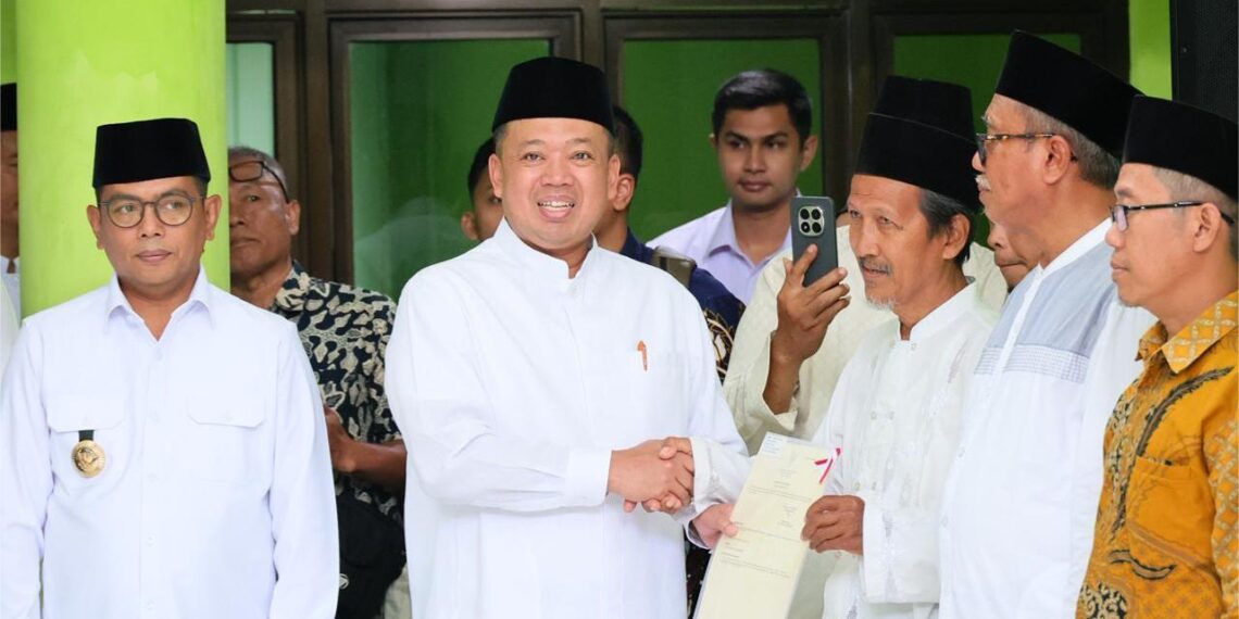 Serahkan 13 Sertipikat di Banten, Menteri ATR/Kepala BPN Ajak Organisasi Keagamaan “Keroyok” Percepatan Sertipikasi Tanah Wakaf