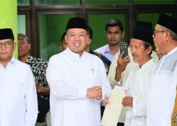 Serahkan 13 Sertipikat di Banten, Menteri ATR/Kepala BPN Ajak Organisasi Keagamaan “Keroyok” Percepatan Sertipikasi Tanah Wakaf