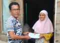Kades Sunggak Nurizal Damri Saat Serahkan Bantuan uang Tunai dari Baznas kepala warga penerima