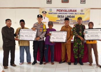 Penyerahan Bantuan Langsung Tunai Dana Desa (BLT DD) kepada 20 KPM Desa Landak