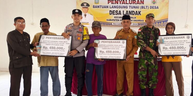 Penyerahan Bantuan Langsung Tunai Dana Desa (BLT DD) kepada 20 KPM Desa Landak