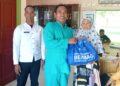 Penyerahan Bantuan Bansos dari Medco Energi kepada warga penerima di Kantor Desa