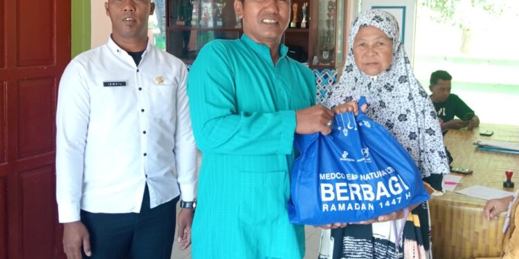 Penyerahan Bantuan Bansos dari Medco Energi kepada warga penerima di Kantor Desa