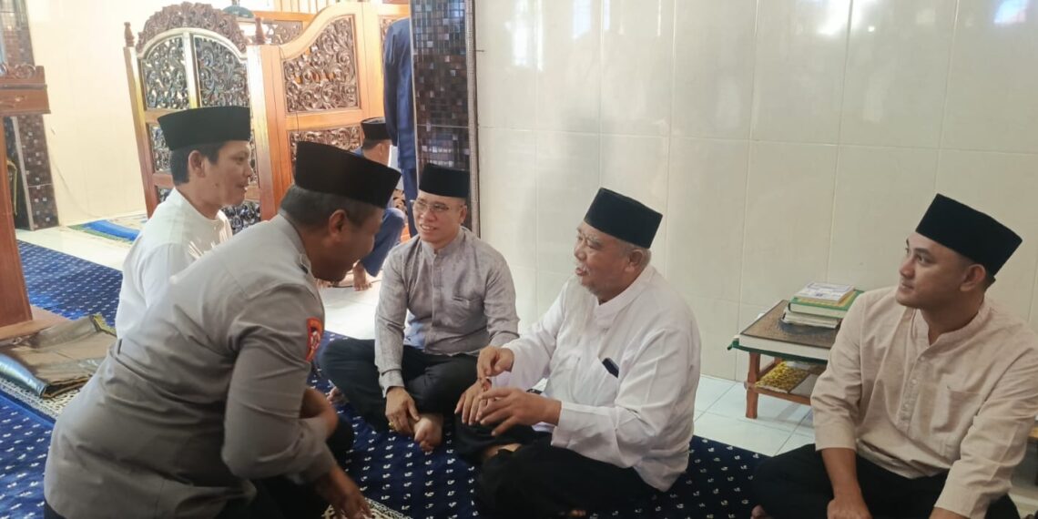 Bupati Anambas Aneng didampingi Wakil Bupati Anambas Raja Bayu dan Waka Polres Anambas, saat Bersalaman dengan Mantan Anggota DPRD Anambas H. Saidrus Arif Ridwan periode 2010-2015