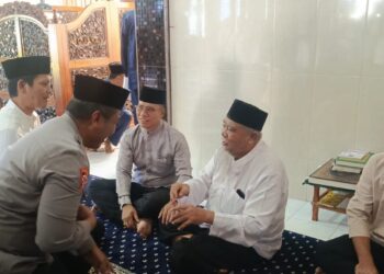 Bupati Anambas Aneng didampingi Wakil Bupati Anambas Raja Bayu dan Waka Polres Anambas, saat Bersalaman dengan Mantan Anggota DPRD Anambas H. Saidrus Arif Ridwan periode 2010-2015