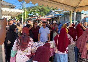 Bupati Anambas didampingi Ny. Sinta Aneng dan Wakil Bupati Raja Bayu saat dilokasi pasar murah di Jemaja