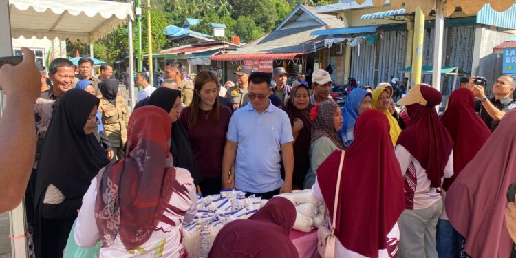 Bupati Anambas didampingi Ny. Sinta Aneng dan Wakil Bupati Raja Bayu saat dilokasi pasar murah di Jemaja