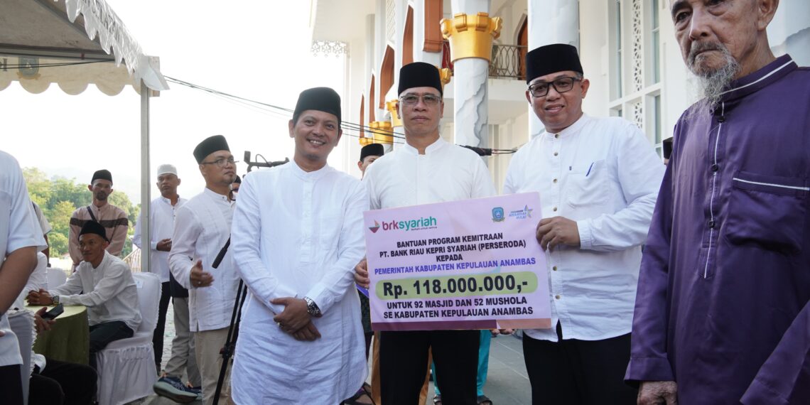 Branch Manager BRK Syariah Cabang Anambas Tarempa, Idham Khalid saat serahkan bantuan BRKS sebesar RP. 118 juta kepada Bupati Anambas Aneng didampingi Wakil Bupati Raja Bayu