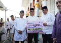 Branch Manager BRK Syariah Cabang Anambas Tarempa, Idham Khalid saat serahkan bantuan BRKS sebesar RP. 118 juta kepada Bupati Anambas Aneng didampingi Wakil Bupati Raja Bayu