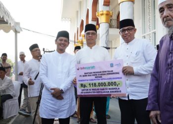 Branch Manager BRK Syariah Cabang Anambas Tarempa, Idham Khalid saat serahkan bantuan BRKS sebesar RP. 118 juta kepada Bupati Anambas Aneng didampingi Wakil Bupati Raja Bayu