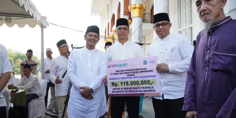 Branch Manager BRK Syariah Cabang Anambas Tarempa, Idham Khalid saat serahkan bantuan BRKS sebesar RP. 118 juta kepada Bupati Anambas Aneng didampingi Wakil Bupati Raja Bayu