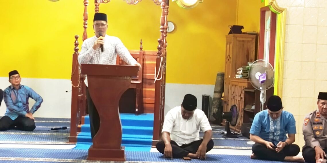 Bupati Aneng didampingi Waka Polres, Sekretaris Daerah, Camat Jemaja saat acara ceramah agama sebelum buka puasa bersama
