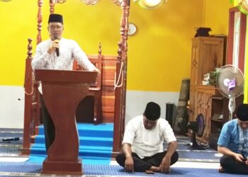 Bupati Aneng didampingi Waka Polres, Sekretaris Daerah, Camat Jemaja saat acara ceramah agama sebelum buka puasa bersama
