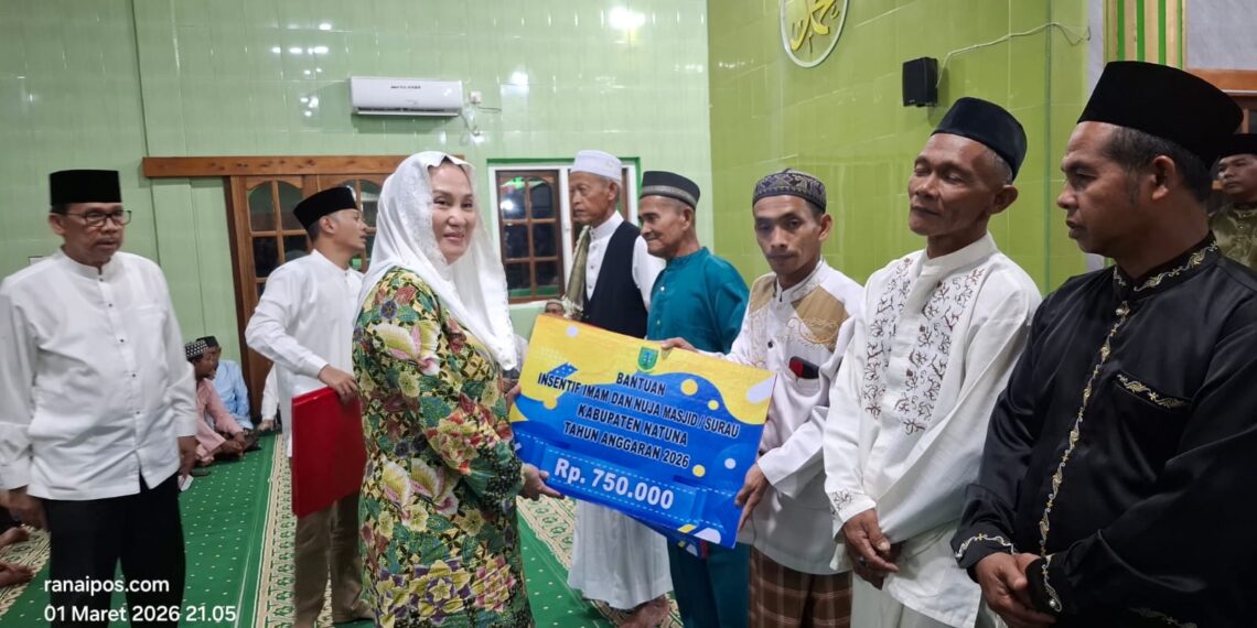 Bupati Natuna, Cen Sui Lan saat melaksanakan penyerahan bantuan saat melaksanakan kegiatan kunjungan Safari Ramadan di Masjid Al Hikmah, Kecamatan Pulau Tiga Barat, Minggu (01/03/26) malam