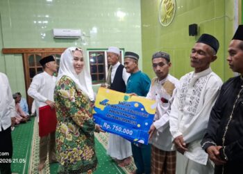 Bupati Natuna, Cen Sui Lan saat melaksanakan penyerahan bantuan saat melaksanakan kegiatan kunjungan Safari Ramadan di Masjid Al Hikmah, Kecamatan Pulau Tiga Barat, Minggu (01/03/26) malam