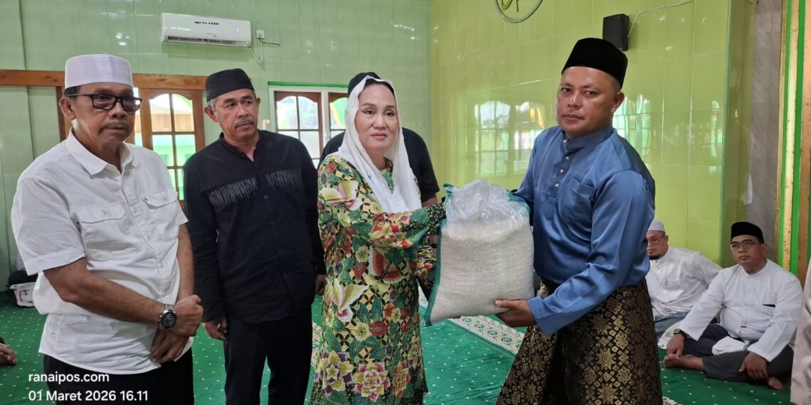 Bupati Natuna Cen Sui Lan saat menyerahkan bantuan pangan kepada penerima manfaat secara simbolis
