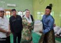 Bupati Natuna Cen Sui Lan saat menyerahkan bantuan pangan kepada penerima manfaat secara simbolis