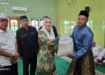 Bupati Natuna Cen Sui Lan saat menyerahkan bantuan pangan kepada penerima manfaat secara simbolis