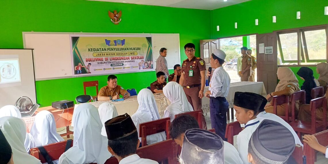 Bambang Wiratdany, sebagai narasumber mewakili Kepala Kejaksaan Negeri Kepulauan Anambas. Dalam Agenda JMS di MTS Al Ma'arif Letung