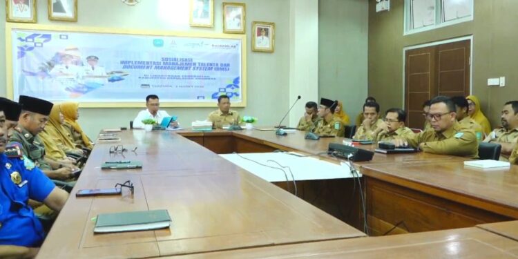 Bupati Anambas didampingi Sekretaris Daerah, di ikuti sejumlah Kapala OPD Pemda Anambas saat kegiatan Sosialisasi berlangsung