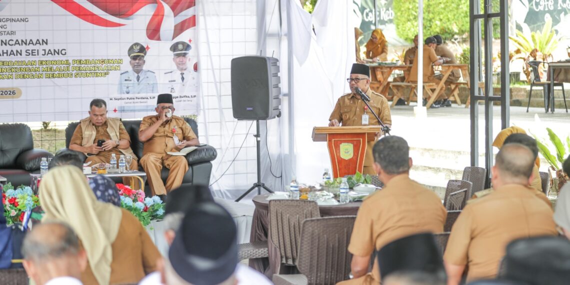 Wali Kota Tanjungpinang saat melaksanakan Musrenbang Tingkat Kelurahan Seijang Tahun 2026