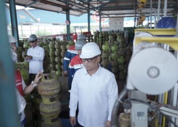 Wagub Kepri, Nyanyang saat meninjau Pertamina Patra Niaga dan Pertamina Gas di Kabil, Pastikan Distribusi Energi Aman Jelang Idulfitri