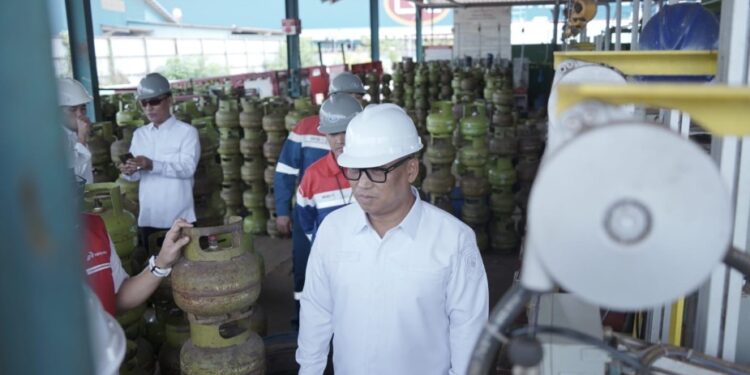 Wagub Kepri, Nyanyang saat meninjau Pertamina Patra Niaga dan Pertamina Gas di Kabil, Pastikan Distribusi Energi Aman Jelang Idulfitri
