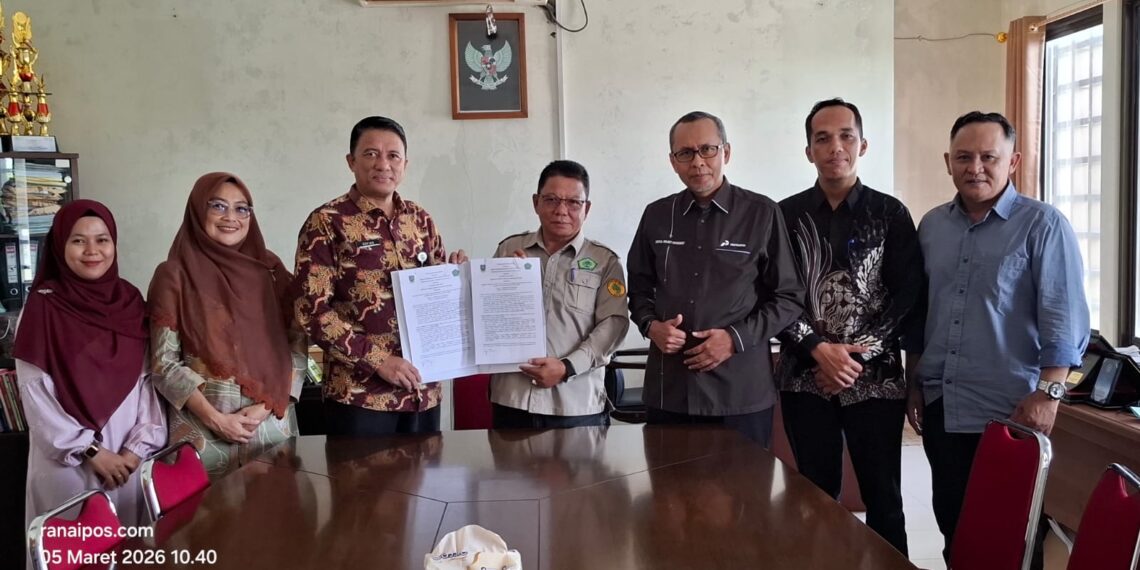 Ketua STAI Natuna, Dr. H. Umar Natuna saat melakukan serah terima MoU bersama Kepala DPMPTSP Kabupaten Natuna, Ahmad Sofian, S.E., M.Si.