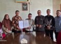 Ketua STAI Natuna, Dr. H. Umar Natuna saat melakukan serah terima MoU bersama Kepala DPMPTSP Kabupaten Natuna, Ahmad Sofian, S.E., M.Si.