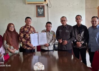 Ketua STAI Natuna, Dr. H. Umar Natuna saat melakukan serah terima MoU bersama Kepala DPMPTSP Kabupaten Natuna, Ahmad Sofian, S.E., M.Si.
