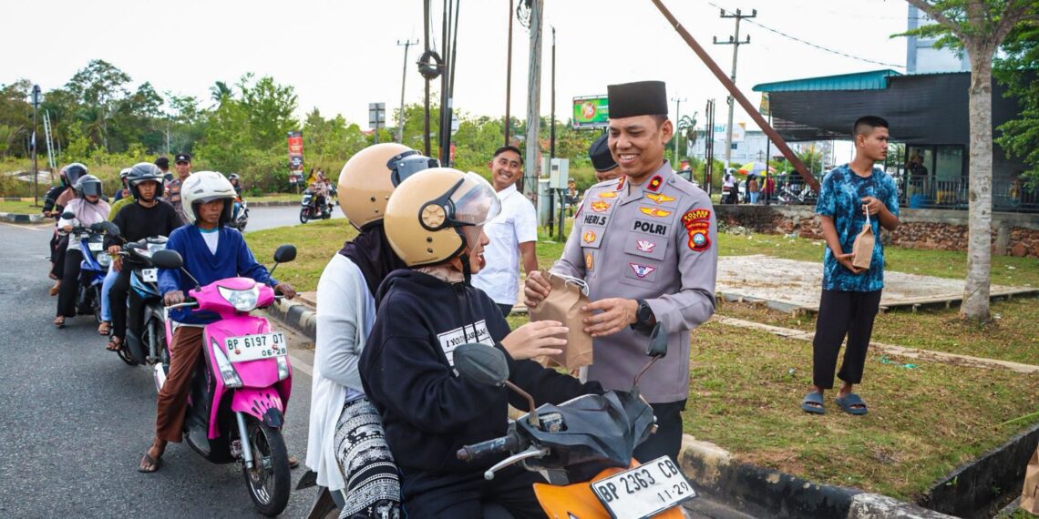 Kapolres Bintan dan Bhayangkari Tebarkan Kebahagiaan Lewat Takjil Gratis 