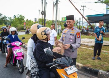 Kapolres Bintan dan Bhayangkari Tebarkan Kebahagiaan Lewat Takjil Gratis 