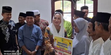 Safari Ramadan di Ceruk, Bupati Natuna Serahkan Berbagai Bantuan