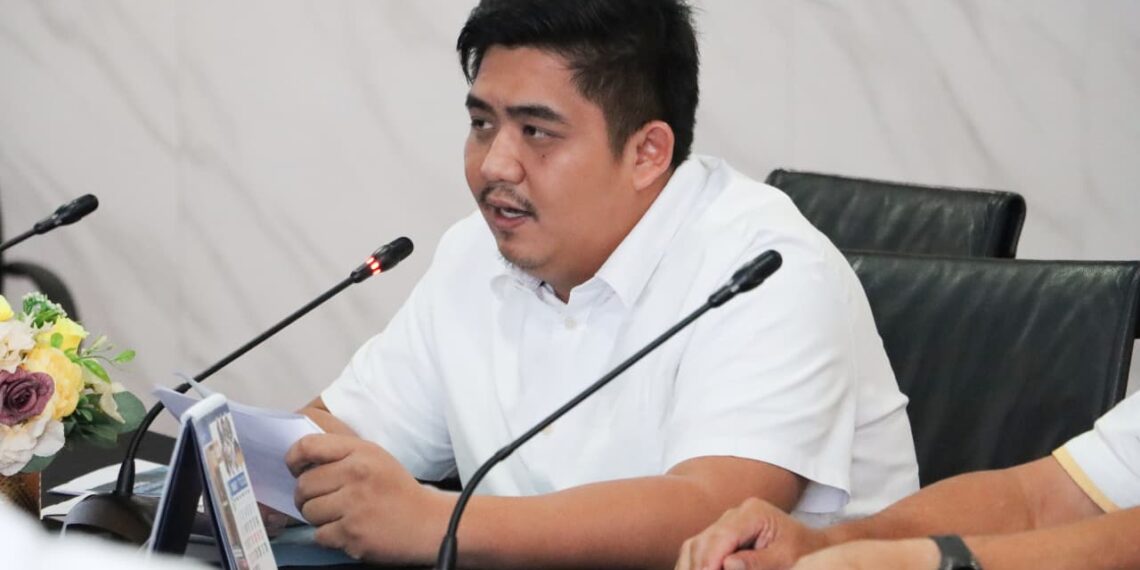 Bupati Bintan Roby Kurniawan saat menghadiri rapat harmonisasi Rancangan Peraturan Daerah (Ranperda) tentang Rencana Tata Ruang Wilayah (RTRW) Provinsi Kepulauan Riau bersama Panitia Khusus (Pansus) DPRD Kepri