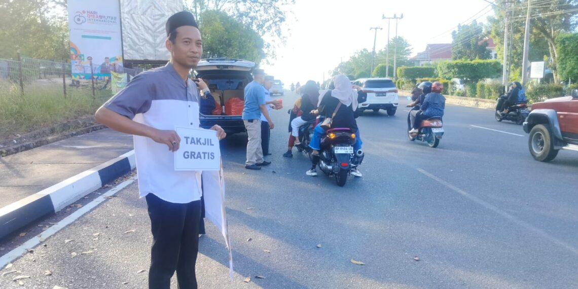 Berbagi Berkah di Bulan Ramadan, Kahfi Motivator School Tanjungpinang Bagikan 600 Takjil