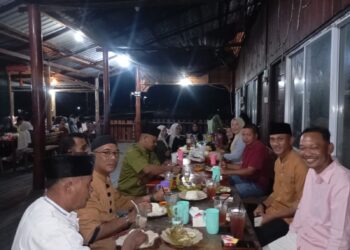Ketua Bamus Deva Syafutra bermasa Kades se Pulau Jemaja saat Bukber 17 Ramadhan di Rm. Hanania