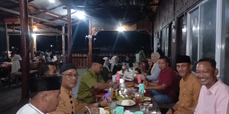 Ketua Bamus Deva Syafutra bermasa Kades se Pulau Jemaja saat Bukber 17 Ramadhan di Rm. Hanania