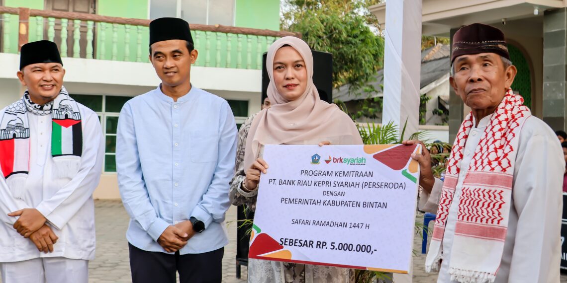 Wabup Bintan Deby Maryanti Hadiri Safari Ramadan di Gunung Lengkuas, Serahkan Bantuan dan Santuni Anak Yatim