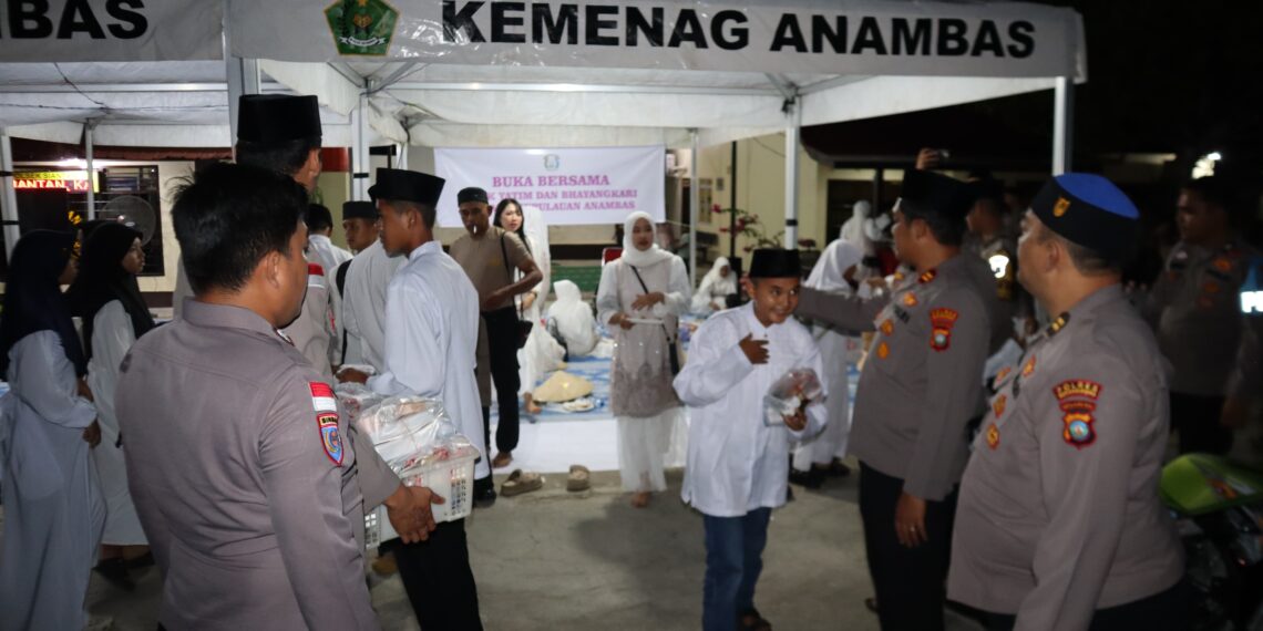 Kapolres Anambas saat serahkan bantuan kepada anak-anak Yatim