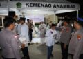 Kapolres Anambas saat serahkan bantuan kepada anak-anak Yatim
