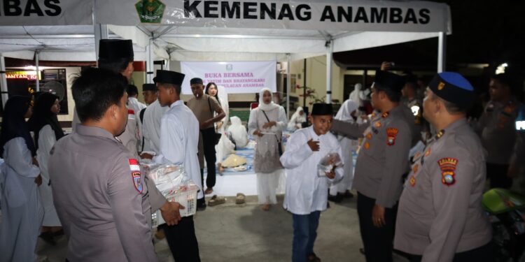Kapolres Anambas saat serahkan bantuan kepada anak-anak Yatim