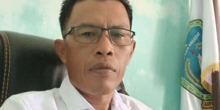 Kades Sunggak Nurizal Damri saat diruang kerjanya