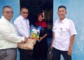 Kepala Branch Manager BRK Syariah Cabang Anambas Tarempa, Idham Khalid bersama Staf saat penyaluran Sembako ke warga penerima