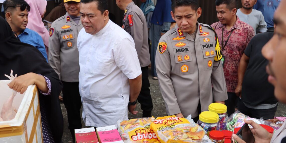 Sekda Bintan Tinjau Pasar Murah, Pastikan Harga Stabil dan Stok Bahan Pokok Aman Jelang Lebaran