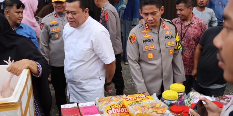 Sekda Bintan Tinjau Pasar Murah, Pastikan Harga Stabil dan Stok Bahan Pokok Aman Jelang Lebaran